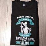 Marškinėliai: Turiu gražią dukrą, taip pat turiu šautuvą, kastuvą ir alibi