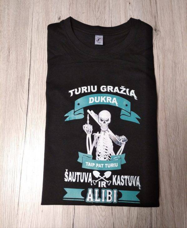 Marškinėliai: Turiu gražią dukrą, taip pat turiu šautuvą, kastuvą ir alibi