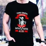 Marškinėliai: Turiu gražią žmoną, taip pat turiu šautuvą, kastuvą ir alibi