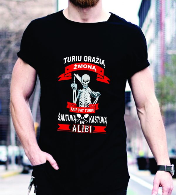 Marškinėliai: Turiu gražią žmoną, taip pat turiu šautuvą, kastuvą ir alibi
