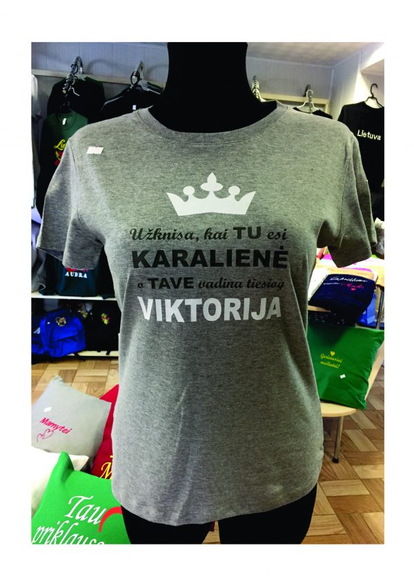 Marškinėliai: Užknisa kai tu esi karalienė bet visi tiesiog tave vadina