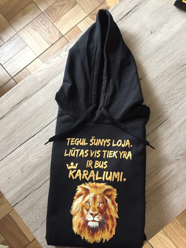 Džemperis: Tegul šunys loja, liūtas yra ir bus karaliumi