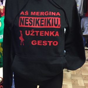 Džemperis: Aš mergina- nesikeikiu, užtenka gesto