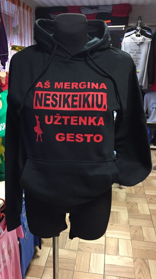 Džemperis: Aš mergina- nesikeikiu, užtenka gesto