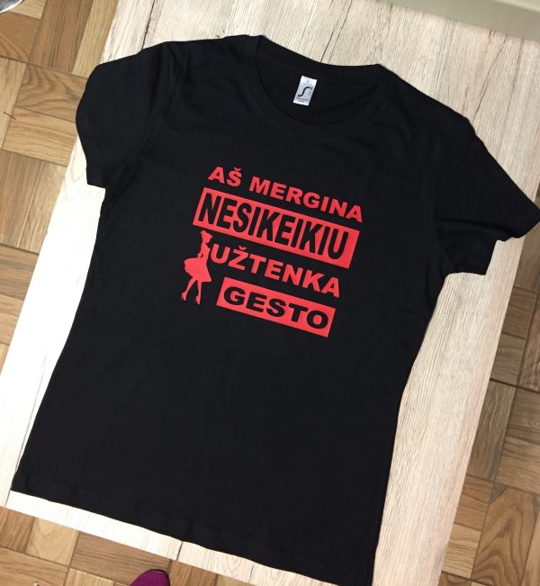 Marškinėliai: Aš mergina- nesikeikiu, užtenka gesto 