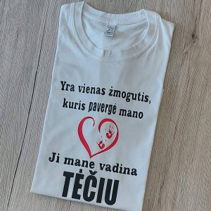 Marškinėliai: Yra vienas žmogutis, kuris pavergė mano širdį-ji mane vadina tėčiu