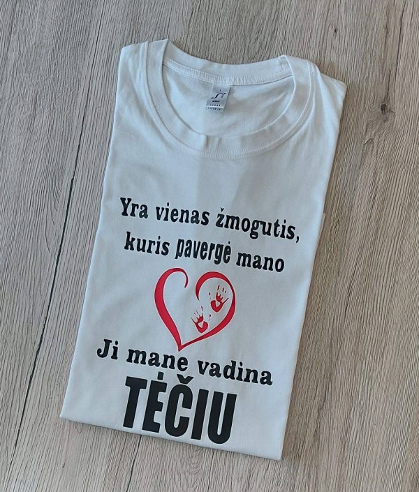 Marškinėliai: Yra vienas žmogutis, kuris pavergė mano širdį-ji mane vadina tėčiu