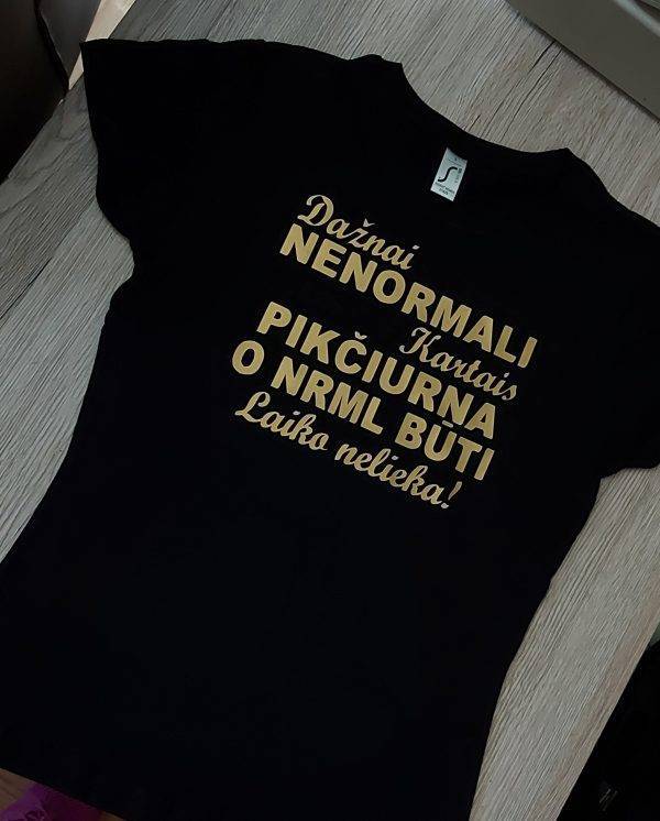 Marškinėliai: Normaliai būti laiko nelieka