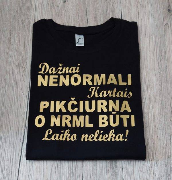 Marškinėliai: Normaliai būti laiko nelieka