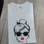 Marškinėliai su mergina