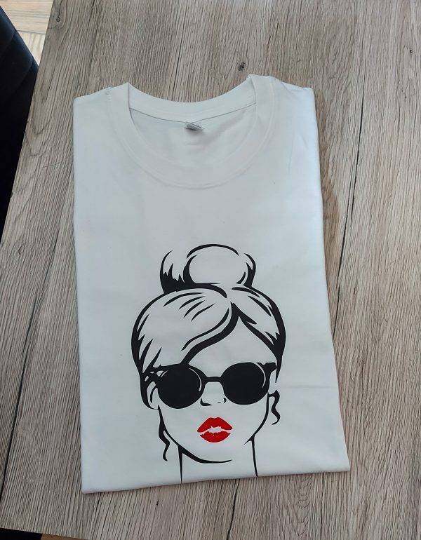 Marškinėliai su mergina