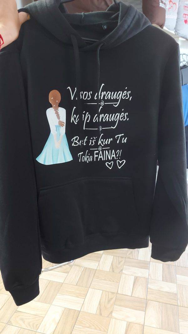 Džemperis: Visos draugės, kaip draugės, bet iš kur tu tokia Faina