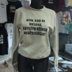 Džemperis: Dzin, kad ne vasara, skylėtų džinsų neužsisiūsiu