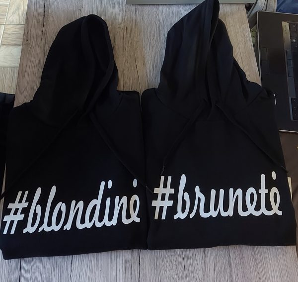 Džemperis: Blondinė-Brunetė