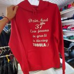 Džemperis: Dzin, kad 37, Esu jauna ir graži ir tiesiog tobula