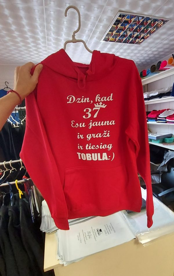 Džemperis: Dzin, kad 37, Esu jauna ir graži ir tiesiog tobula