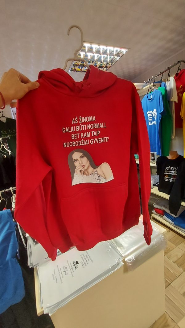 Džemperis: Aš žinoma galiu būti normali, bet kam taip nuobodžiai gyventi 