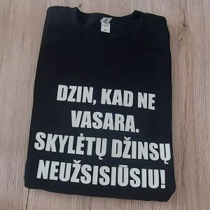 Džemperis: Dzin, kad ne vasara, skylėtų džinsų neužsisiūsiu