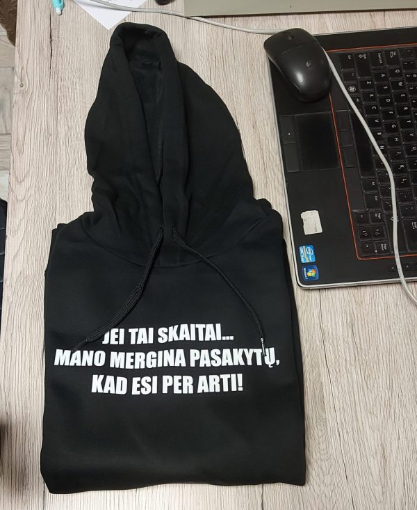 Džemperis: Jei tai skaitai mano mergina pasakytų, kad esi per arti Džemperis: Jei tai skaitai mano mergina pasakytų, kad esi per arti