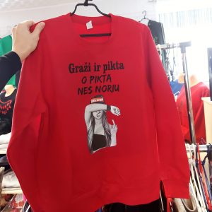 Džemperis:Graži ir pikta, o pikta, nes noriu