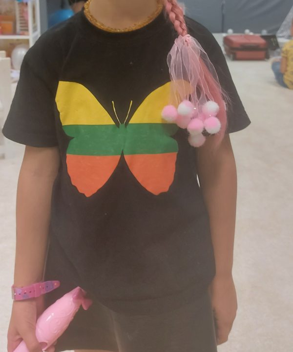 20210824_194019 Vaikiški marškinėliai su Lietuvos spalvų drugeliu