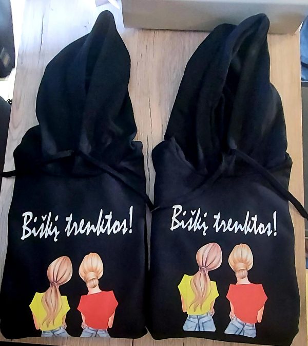 Džemperis: Biškį trenktos dvi blondinės