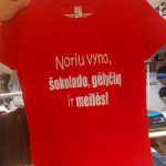 Marškinėliai: Noriu vyno, šokolado, gėlyčių ir meilės