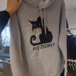 Džemperis: Ko žiūri su katinu