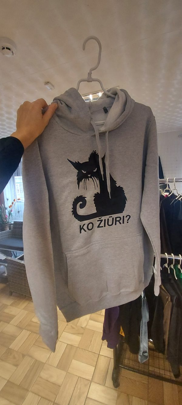 Džemperis: Ko žiūri su katinu