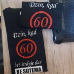 Marškinėliai: Dzin, kad 60, bet širdyje dar ne sutema 