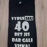 Marškinėliai: Vyrui jau 40, bet jis dar gali viską 
