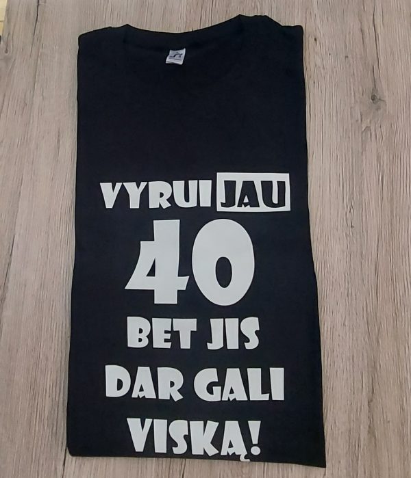 Marškinėliai: Vyrui jau 40, bet jis dar gali viską 