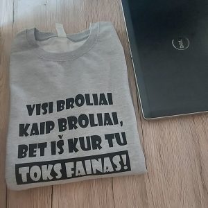 Džemperis: Visi broliai kaip broliai, bet iš kur tu toks fainas  