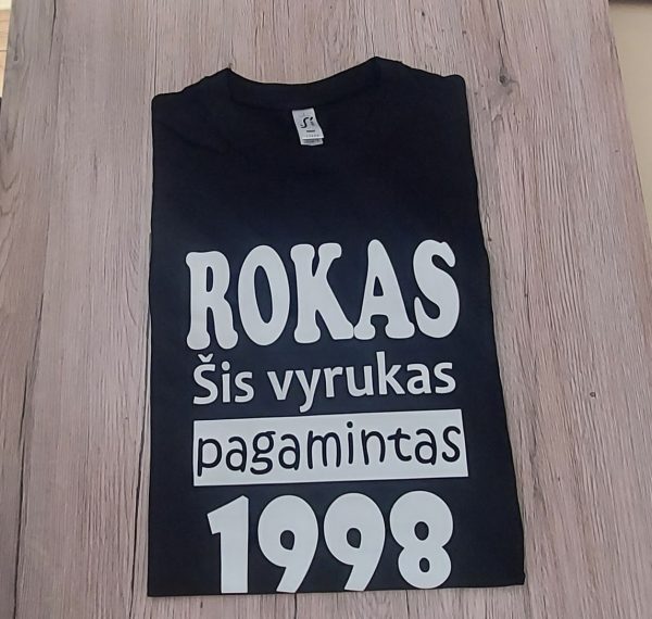 Marškinėliai: Rokas (bet koks vardas) šis vyrukas pagamintas 1998 (bet kokie metai) 