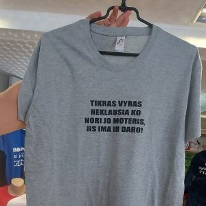 Marškinėliai: Tikras vyras neklausia ko nori jo moteris, jis ima ir daro 