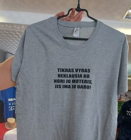 Marškinėliai: Tikras vyras neklausia ko nori jo moteris, jis ima ir daro 