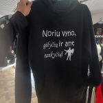 Džemperis: Noriu vyno, gėlyčių ir ant rankyčių 