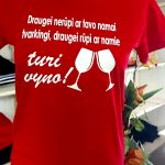 Marškinėliai: Draugei nerūpi ar namai sutvarkyti, draugei rūpi ar namie vyno turi