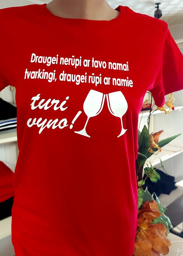 Marškinėliai: Draugei nerūpi ar namai sutvarkyti, draugei rūpi ar namie vyno turi