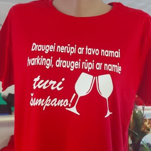 Marškinėliai: Draugei nerūpi ar namai sutvarkyti, draugei rūpi ar namie šampano turi