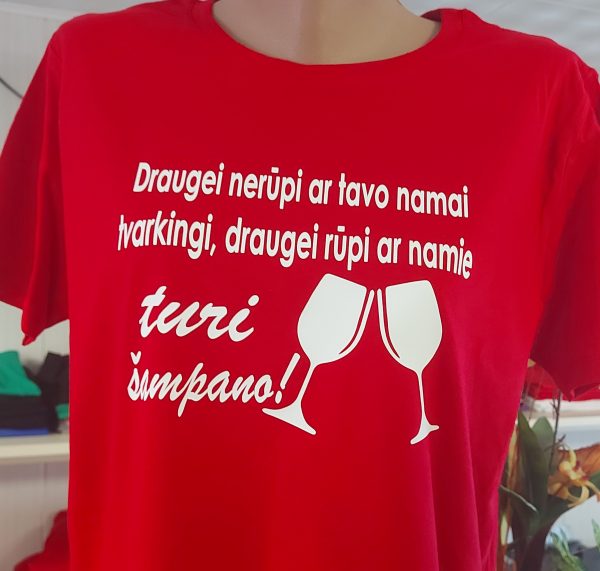 20230523_093743 Marškinėliai: Draugei nerūpi ar namai sutvarkyti, draugei rūpi ar namie šampano turi