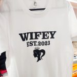 Marškinėliai: Wifey est 2023