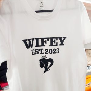 Marškinėliai: Wifey est 2023