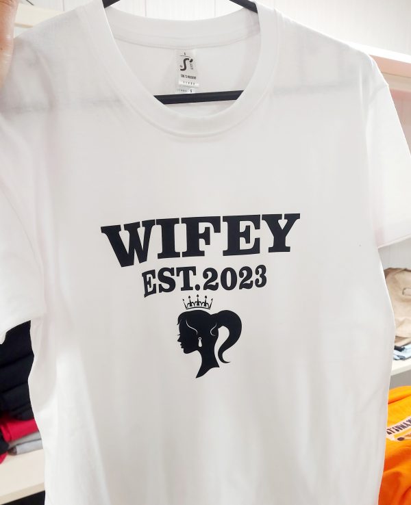 Marškinėliai: Wifey est 2023