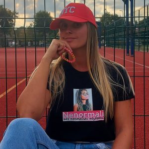 Marškinėliai: Nenormali, nes normaliai neįdomu 