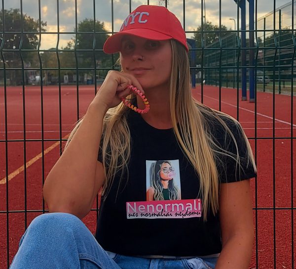 Marškinėliai: Nenormali, nes normaliai neįdomu 