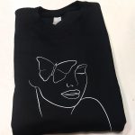 Džemperis: Veido kontūras su drugeliu