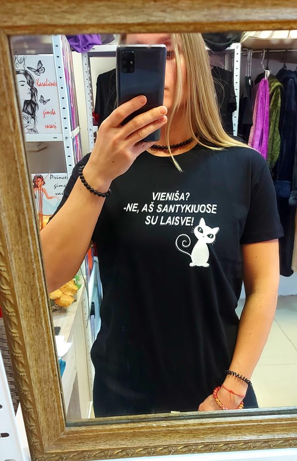 Marškinėliai: Vieniša? ne, aš santykiuose su laisve 