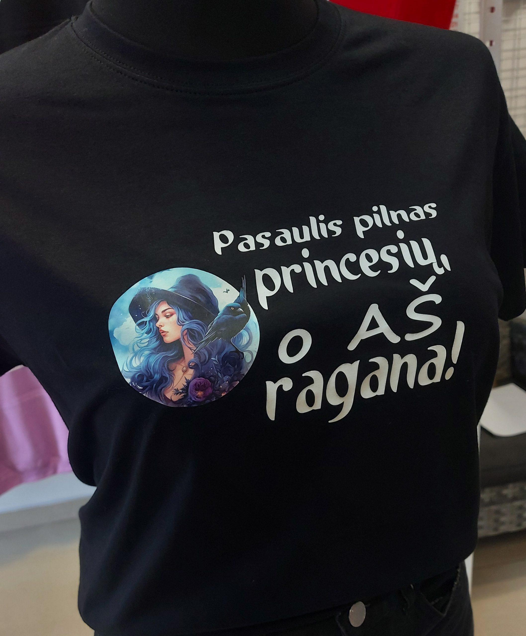 Marškinėliai: Pasaulis pilnas princesių, o aš Ragana 