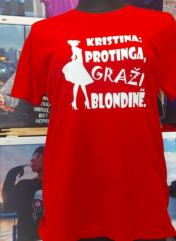 Kristina graži protinga blondinė marškinėliai